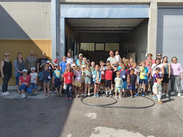 Das Baggerfahren war das absolute Highlight der Entdeckungstour – die Schlange der Kinder, die selbst einmal ans Steuer wollten, war entsprechend lang. | Foto: Gemeinde Rohrbach