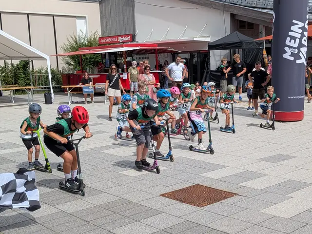 Voller Einsatz beim Start zum Scooter-Rennen vor dem Pavillon
