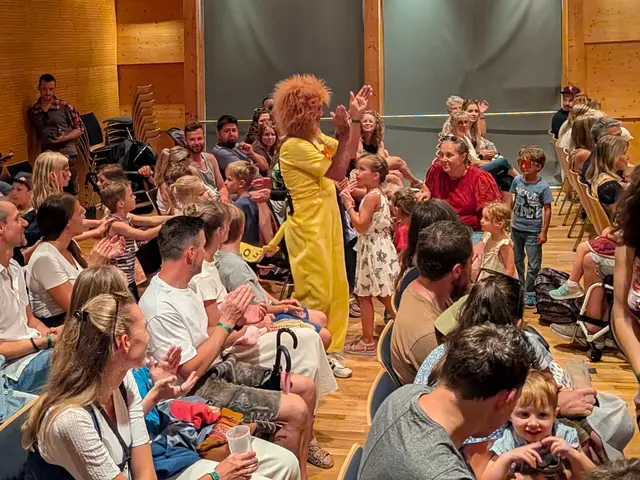 Kinder und Erwachsene machten beim kreativen Kasperltheater der Heimatbühne begeistert mit