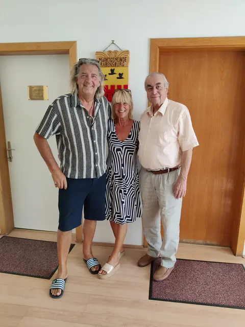 Bürgermeister Wolfram Erasim begrüßte Künstler Bernhard Brandstätter im Gemeindeamt Rabensburg und tauschte sich mit ihm über zukünftige Projekte aus. | Foto: Gemeinde