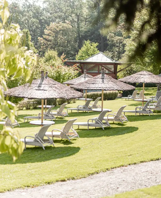 Im weitläufigen Romantikgarten finden Gäste ruhige Plätze im Grünen, genießen die Sonne und lassen den Alltag für ein paar Stunden hinter sich.