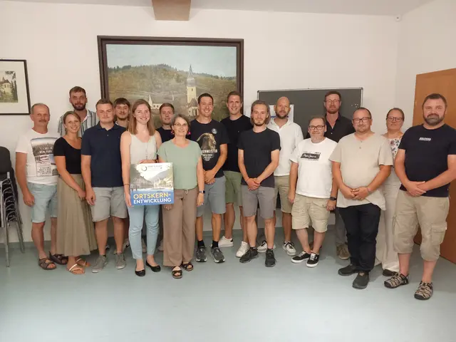 Ortskerncheck in Großschönau
Bürgermeisterin Elisabeth Wachter (7. v. l.) und Regionalberaterin Martina Tetik (6. v. l.) mit den Teilnehmerinnen und Teilnehmern des Ortskernchecks. | Foto: Dorf- &amp; Stadterneuerung
