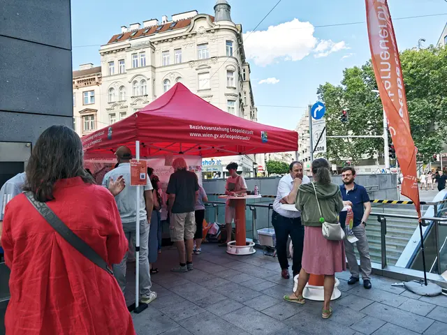 Bezirksvorsteher Alexander Nikolai (SPÖ), rechts im Bild, im Gespräch bei der U-Bahn-Station Taborstraße.  | Foto: GB*