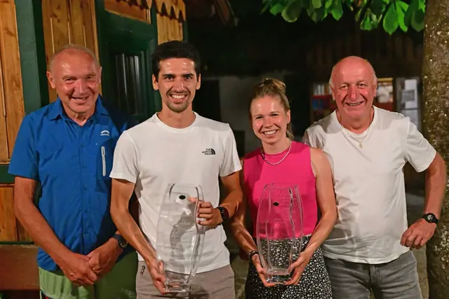 Top-Leistungen beim Fun-Triathlon (v.l.n.r.) - Herbert Scheichl, Peter Waldl, Lena Promberger und LC-Obmann Wolfgang Derfler. | Foto: LC Ebensee