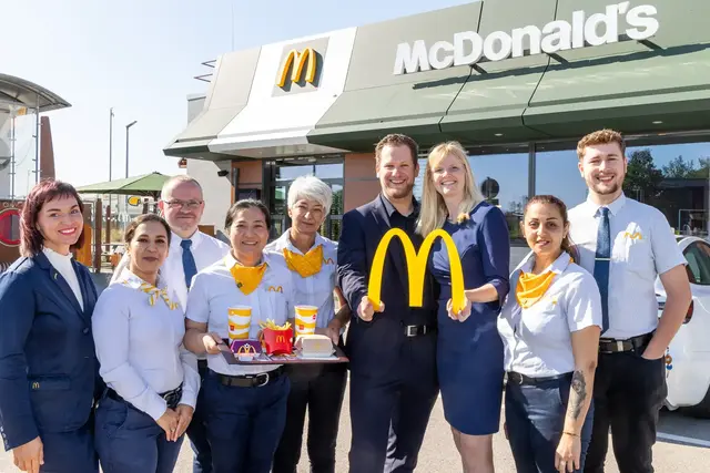 Mit der Übernahme des McDonald’s Restaurant in Allhaming übernimmt Ernst Wöber auch die Verantwortung für rund 50 Mitarbeitern. | Foto: McDonald's Österreich