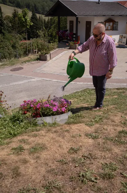Die Blumen – hier in Prigglitz – werden gegossen. Die Wiese verdorrt indes. | Foto: Santrucek