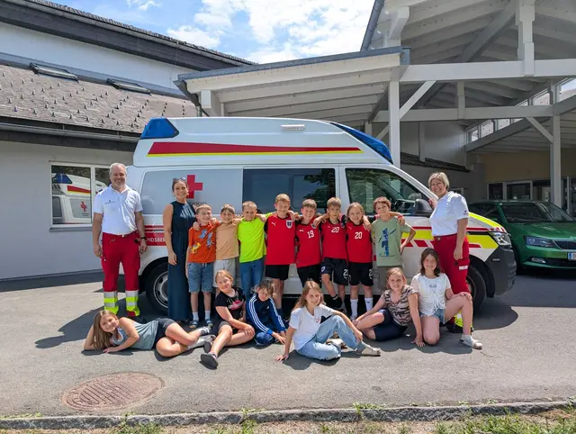 In der Volksschule Wettmannstätten wurde den Kindern von den Sanitäterinnen und Sanitätern des Roten Kreuzes gezeigt, wie eine Herzdruckmassage gemacht wird. | Foto: Pölzl