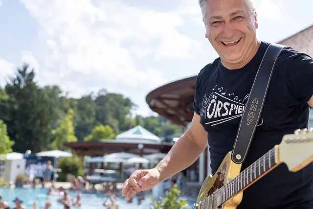 Bei „Rock on the Water“ bringt die Band Hörspiel am 15. August mit viel Energie und Rock’n’Roll ordentlich Stimmung an den Beckenrand.