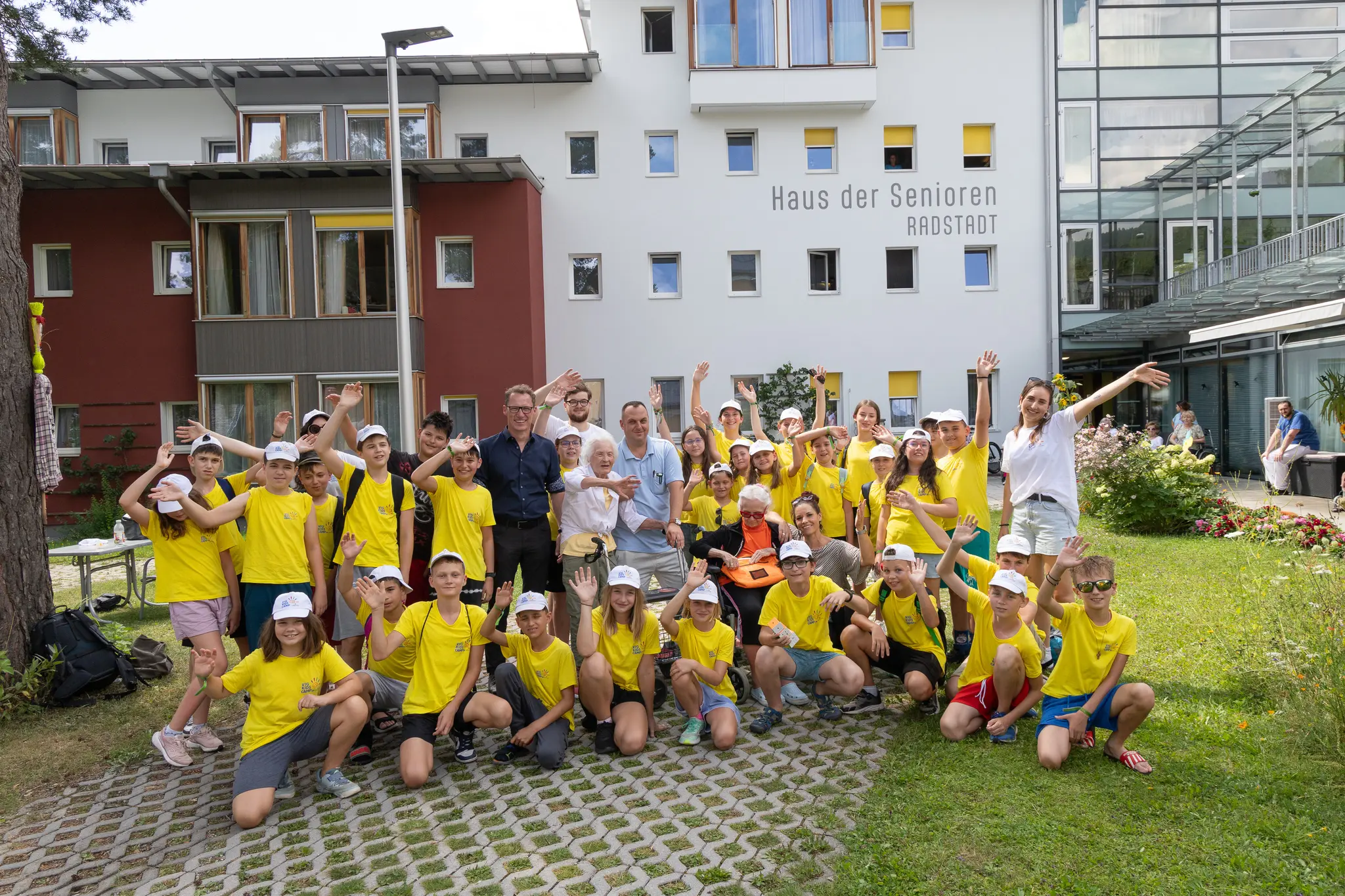 VIG Kids Camp: Children from 8 countries visited the retirement home in ...