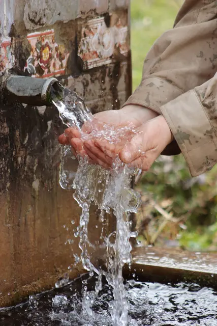 Wasser ist eine wertvolle Ressource. Ein bewusster Umgang hilft, die Versorgung für alle zu sichern. | Foto: pexels / Gizem Gökce