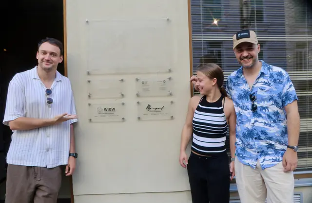 "wiew" ist die neue Architekturplattform von Zi8-Chef Igor Petrychenko (li.) - Sophie und Christoph Mann haben gerade das Firmenschild angebracht. | Foto: Ulrike Kozeschnik-Schlick