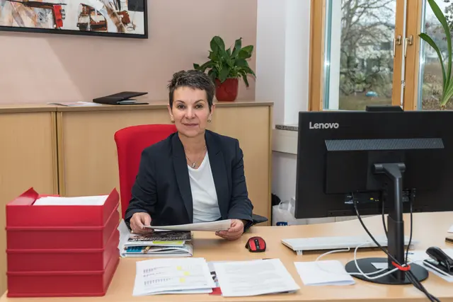 AMS-Geschäftsstellenleiterin Doris Steiner gibt einen Überblick über die aktuellen Daten. | Foto: Alfred Hofer