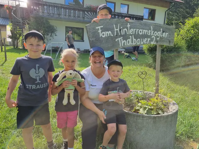 Die Kinder aus Hollenstein fühlen sich bei Bettina Hinterramskogler sichtlich wohl | Foto: BIO AUSTRIA