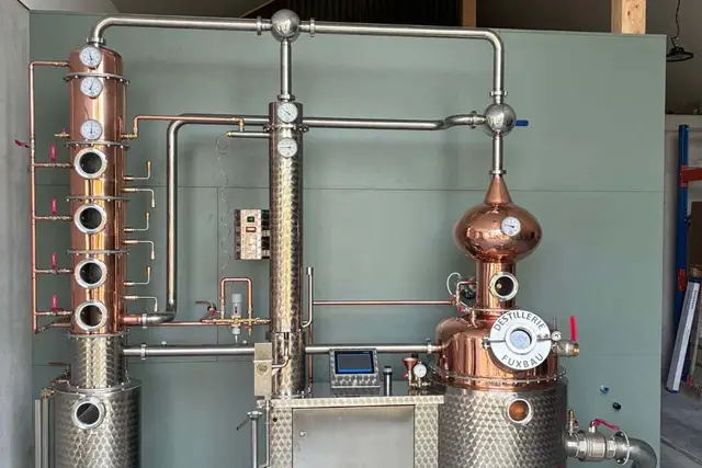 Im Mittelpunkt der neuen Destillerie steht eine moderne Kleinverschlussbrennanlage mit Verstärkerkolonne. | Foto: Fuxbau Gin