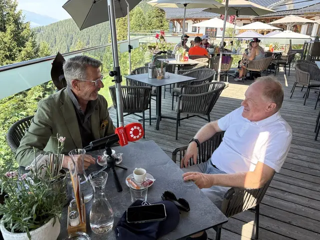 MeinBezirk Salzburg Chefredakteur Michael Kretz im Sommergespräch 2026 mit Erich Egger, Vorstand der Schmittenhöhebahn AG | Foto: MeinBezirk