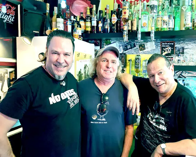 Freuen sich auf das „Dorf-Live-Gaudium“ in Natters: Walt Stuefer, Ernie Schmid und Klaus Schubert stehen am 8. August gemeinsam mit weiteren Musikerinnen und Musikern auf der Bühne. | Foto: Schubl