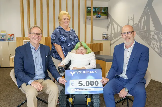 Freuen sich über die gelungene Spendenaktion für einen neuen E-Rollstuhl (v.l.n.r): Regionaldirektor der Volksbank Salzburg Werner Müllner, Susanne Daglinger mit ihrer Großmutter Cäcilia Auer und Filialleiter der Volksbank Oberndorf Gerald Eichbauer. | Foto: Maria Sekanina, Volksbank Salzburg