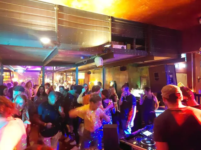 Vor 24 Jahren war „L’amour toujours“ von DJ Gigi D'Agostino ein absoluter Hit. Das "Umtexten" des bekannten Songs führte zu fünf Ermittlungen der Staatsanwaltschaft in Tirol.  | Foto: BezirksBlätter/imkreis/Archiv