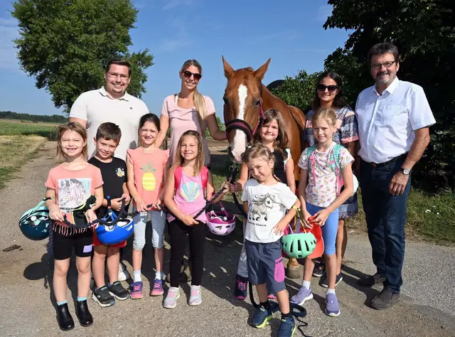 Die Kinder Luisa, Maximilian, Luisa, Lisa, Elisa, Lena und Karla genossen den Vormittag am Pferdehof. | Foto: Hohenegger / Stadtgemeinde Horn
