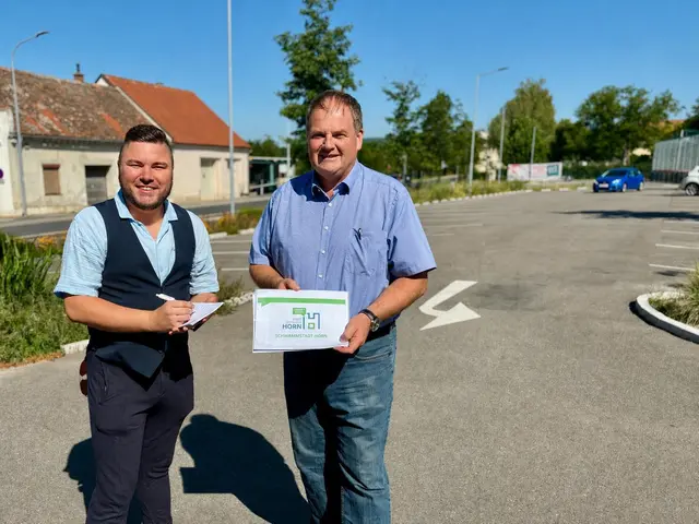 Stadtrat Manfred Daniel erklärt Redaktionsleitung Markus Kahrer das "Schwammstadt-Prinzip". | Foto: Gerhard Lentschig