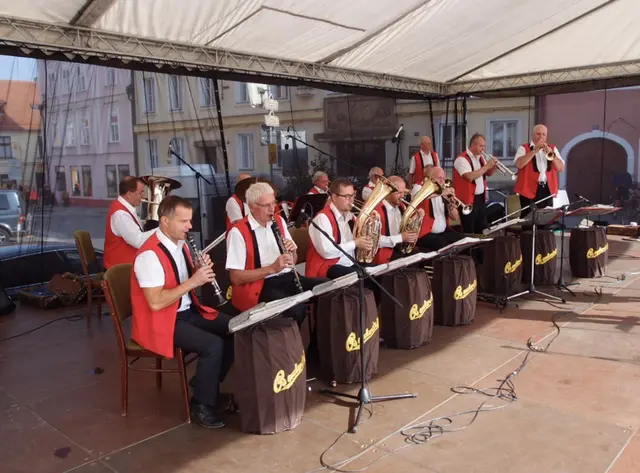 Die südböhmische Blaskapelle „Budvarka“ sorgt in Buchers für traditionelle Blasmusik und beste Unterhaltung. | Foto: Budvarka