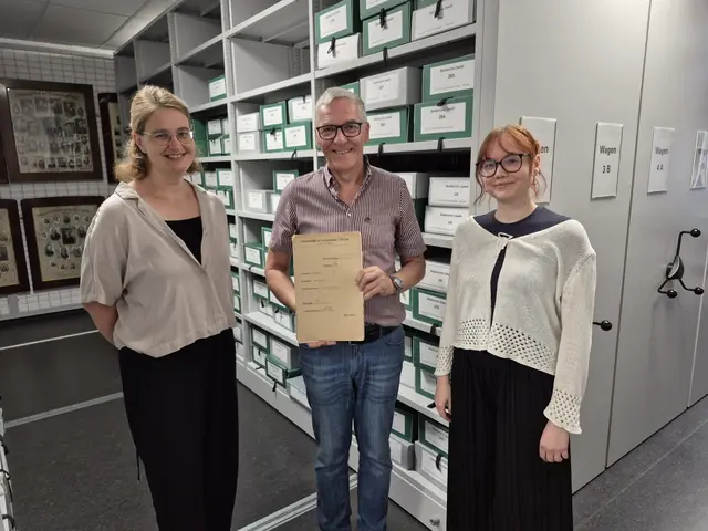 Stadtarchivarin Elisabeth Moll und Praktikantin Marlene Faltin übergeben historische Akten zur Einrichtung des Landeskindergartens in Pöggstall an den dortigen Gemeindearchivar Gottfried Grossinger.
 | Foto: Stadtgemeinde Zwettl