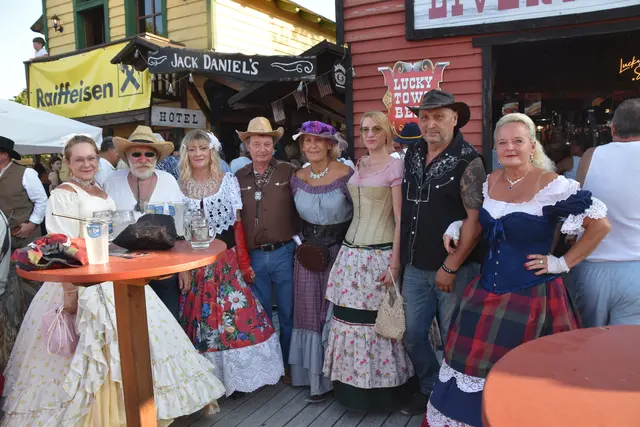 Jeden Montag in der Westernstadt sind die Freunde vom Lucky Town rund um Gabi Kahr-Seper (4.v.r.) und Heinrich Seper (2.v.r.) | Foto: MeinBezirk/Michael Strini