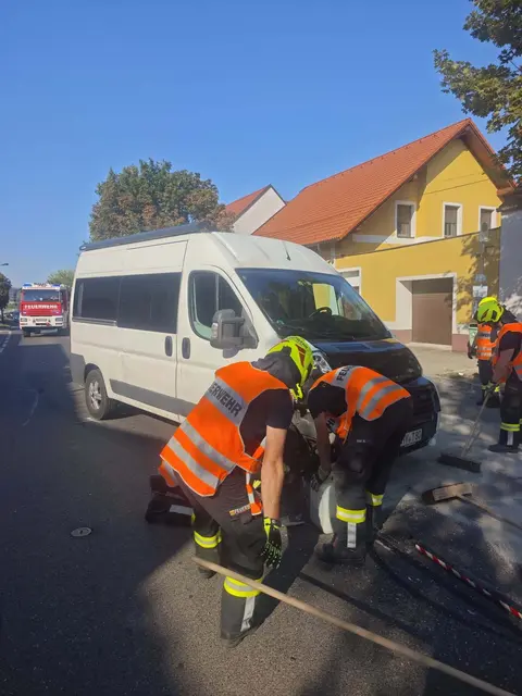 Ein Campingbus und Pkw kollidieren im Ortsgebiet von Donnerskirchen.  | Foto: Freiwillige Feuerwehr Donnerskirchen