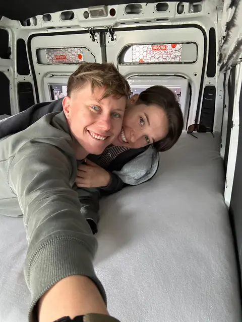 Vanessa Wrann (r.) und ihre Freundin Lisa bauen ihren Fiat Ducato Schritt für Schritt zu einem mobilen Zuhause für zukünftige Reisen um. | Foto: Privat