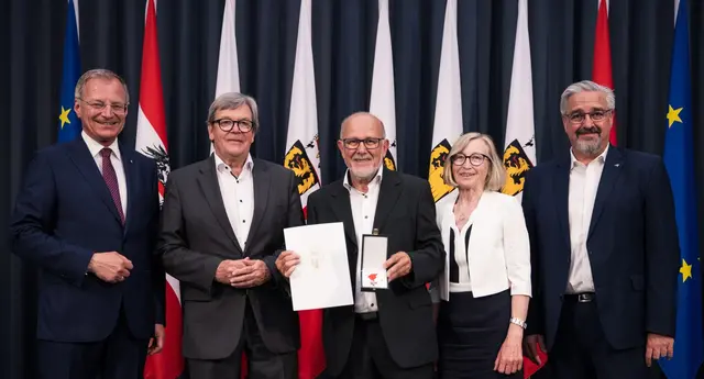 Auch Gutaus Bürgermeister Josef Lindner (2.v.l.) gesellte sich unter die Gratulanten. | Foto: Land OÖ/MM