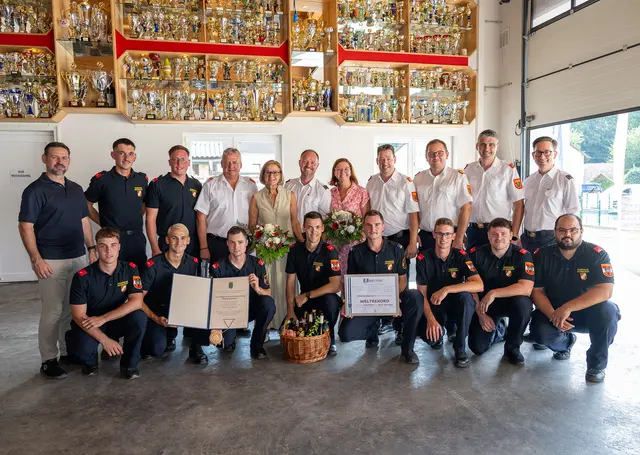 Die „Weltrekord-Wettkampfgruppe“ der FF Johannesberg mit (hinten stehend v.r.n.l.) Markus Rauchecker (Leiter Verwaltungsdienst), Alexander Pawlik (Kommandant-Stv.), Mateusz Fryn (Bezirksfeuerwehrkommandant St. Pölten), Kommandant Rupert Bauer, Landtagsabgeordnete Doris Schmidl, Bürgermeister Harald Lechner, Landeshauptfrau Johanna Mikl-Leitner, Landesfeuerwehrkommandant Dietmar Fahrafellner und Nationalratsabgeordneter Fritz Ofenauer (li. außen). | Foto: NLK Burchhart