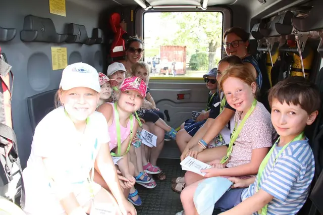 Einsatzfahrt mit dem Rüstlöschfahrzeug konnten die Kinder Feuerwehrluft schnuppern.