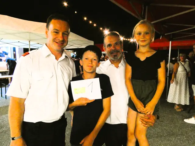 Mathias Wagner aus Mutzenfeld gewann den Hauptpreis  500.- Euro in Bar bei der Verlosung. Als Gratulanten stellte sich  HBI Reinhard Gußmack und OBI Stefan Troisner  ein 