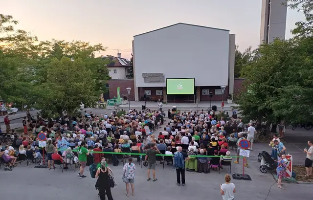 Vor Sonnenuntergang füllt sich der Marienplatz mit neugierigen Besucher_innen | Foto: Martha Günzl