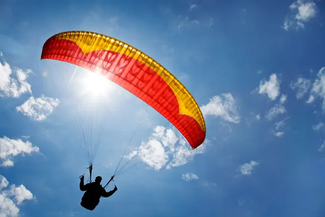 Ein 36-Jähriger verfing sich beim Landeanflug aufgrund eines plötzlichen Aufwinds mit seinem Gleitschirm in einer 20-kV-Stromleitung. (Symbolfoto) | Foto: stock.adobe.com/at/Friedberg