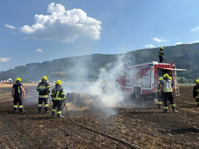 Herausfordernd gestaltete sich das Ablöschenden der gepressten Strohballen.  | Foto: FF Mautern