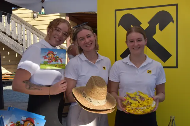 Nina Toth, Stefanie Klement und Chiara Lammer begrüßten die Besucherinnen und Besucher am Eingang. | Foto: MeinBezirk/Michael Strini