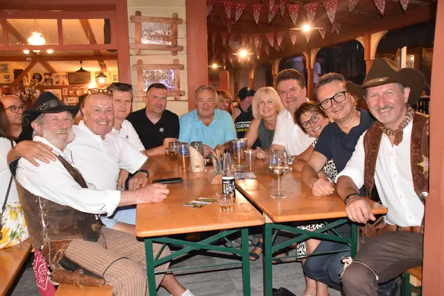 Das Team der Raiffeisenbezirksbank Oberwart übernahm die Patronanz für den Abend in der Westernstadt. | Foto: MeinBezirk/Michael Strini