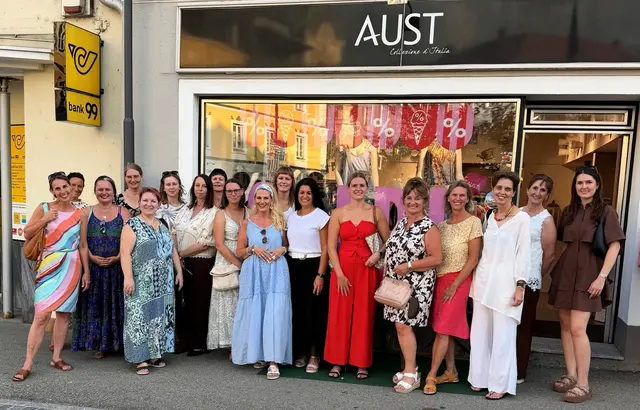 Nach dem historischen Stadtrundgang waren die Unternehmerinnen bei Bettina Fessinger (Mitte blaues Kleid) in der Boutique AUST Fashion zu Gast, wo interessante Einblicke, Late-Night-Shopping und Networking auf dem Programm standen. | Foto: privat