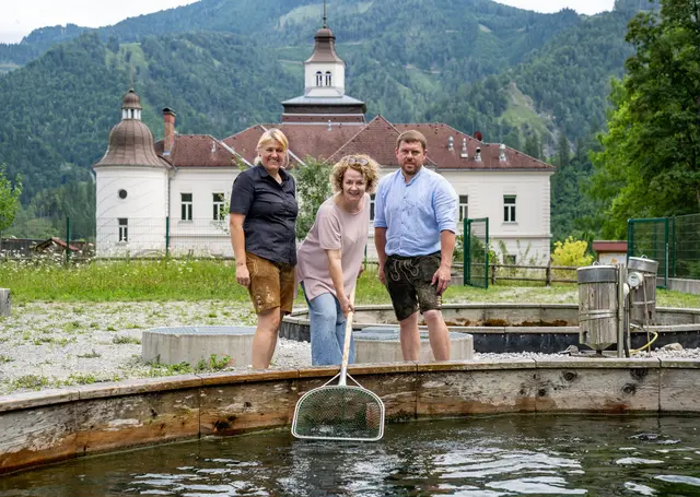 Direktorin Maria Ottenschläger, Bildungs-Landesrätin Christiane Teschl-Hofmeister und Fischzuchtexperte Thomas Pechhacker

 | Foto: NLK Filzwieser