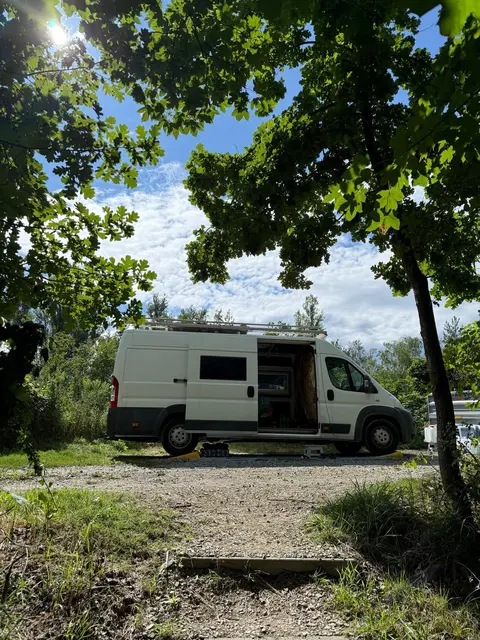 Die ersten Ausflüge mit dem Van zeigten den beiden, worauf es beim späteren Ausbau ihres mobilen Zuhauses wirklich ankommt. | Foto: Privat