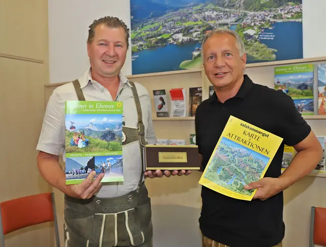 Gerhard Spengler (ehemaliger Leiter des Tourismusbüro Ebensee) und Michael Spechtenhauser (Geschäftsführer Salzkammergut Tourismus Marketing GmbH) (v.l.). | Foto: Reinhard Hörmandinger