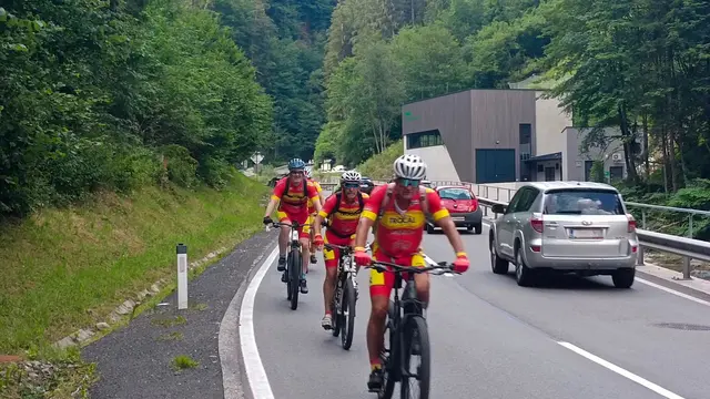 Wer mit dem Fahrrad durch das Gegendtal unterwegs ist, muss gefährliche Situationen in Kauf nehmen. Das soll sich dank einer Petition und Forderungen aus der Region ändern. | Foto: Norbert Unterköfler