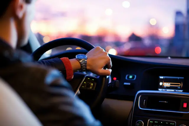 Das Kuratorium für Verkehrssicherheit hat sich angesehen, wie das Blinkverhalten der Verkehrsteilnehmenden bei Kreisverkehren ist. (Symbolfoto) | Foto: Why Kei/Unsplash