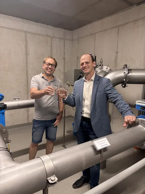 Geschäftsstellenleiter Thomas Mayrhofer (links) und der Obmann der Gruppenwasserversorgung Kremstal, Bürgermeister Gerhard Gebeshuber aus Nußbach. | Foto: Weymayer