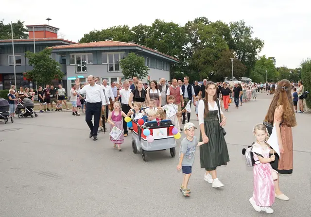 Mit einem Festzug wurde der gemeinsame Abend am Kirwa-Gelände eröffnet. | Foto: Marktgemeinde Frankenburg
