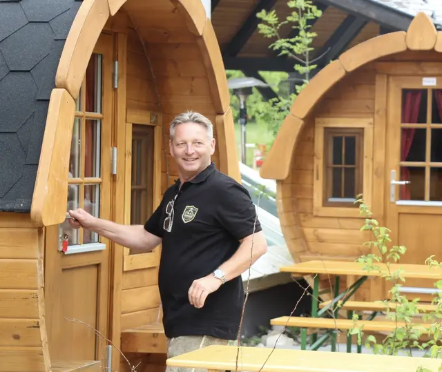 Im Mai 2025 wurde das Campingresort mit Betreiber und Miteigentümer Christian Schrems offiziell eröffnet. | Foto: Staudinger
