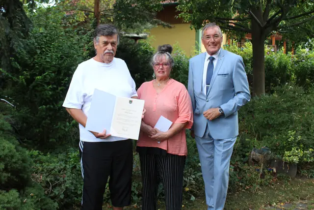 Bürgermeister Deltl gratuliert dem Ehepaar.  | Foto: Gemeinde Strasshof