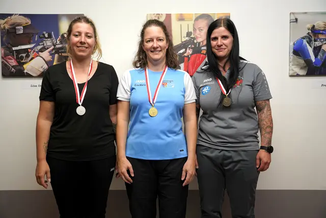 Eva-Maria Mair (Mitte - SG Matrei am Brenner) konnte sich bei den Landesmeisterschaften für Kleinkalibergewehr in Innsbruck in der Wertung Stehend aufgelegt Frauen Gold sichern. | Foto: Christian Kramer / TLSB