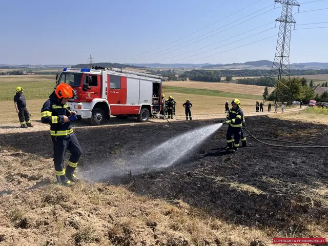 Durch den raschen Einsatz mehrerer Löschleitungen konnte der Brand schnell unter Kontrolle gebracht werden. | Foto: FF Neuhofen im Innkreis